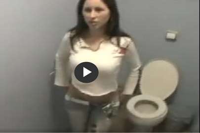 Toiletten Porno mit Latina